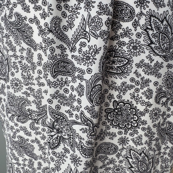 Banana Republic Black and White Paisley Sleeveless Blouse Size Medium - Picture 4 of 6